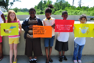 Children holding anti-pollution signs